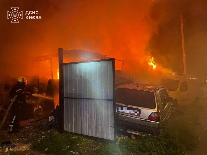 Ворожі обстріли спричинили пожежі у приватному секторі Києва