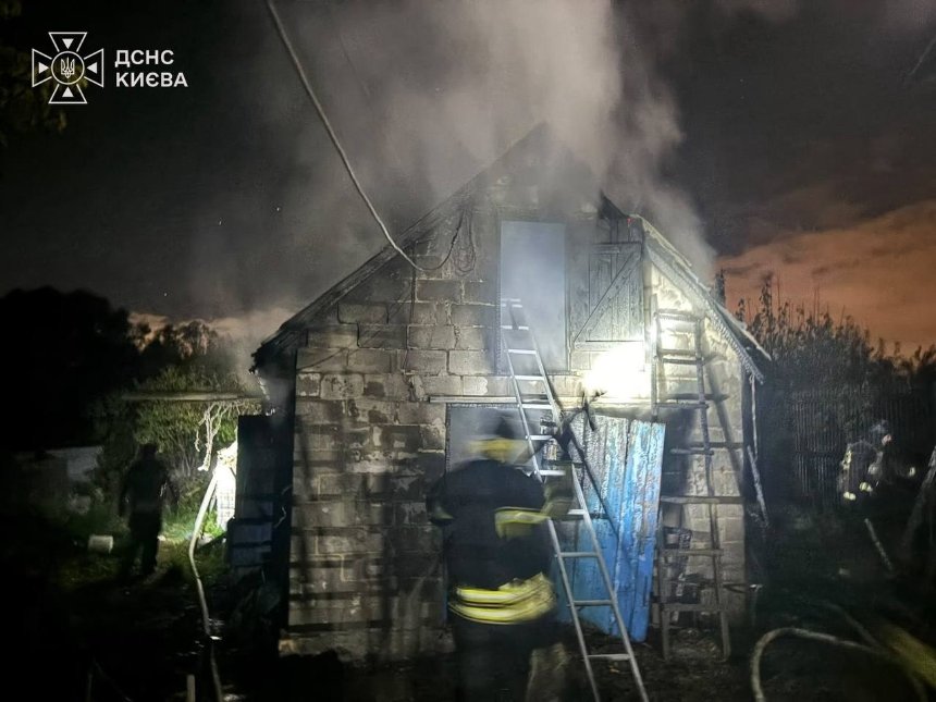 Ворожі обстріли спричинили пожежі у приватному секторі Києва
