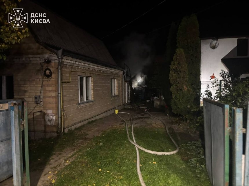 Ворожі обстріли спричинили пожежі у приватному секторі Києва
