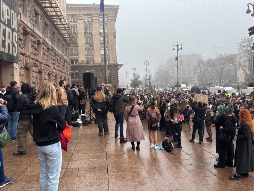 Під КМДА проходить акція за відставку Віталія Кличка з посади мера