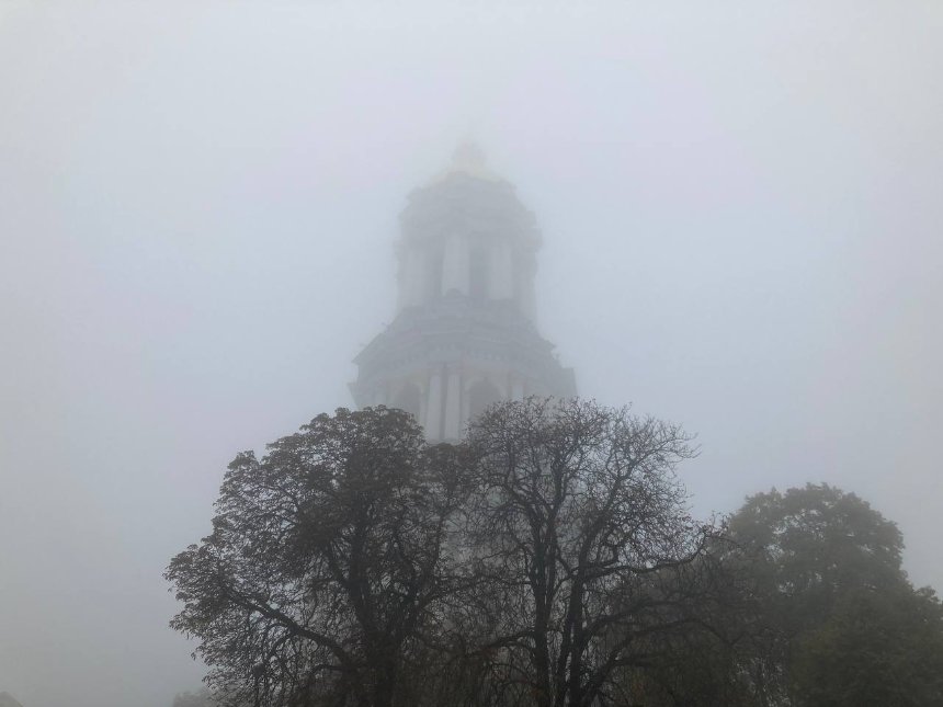 Туман продовжує накривати Київ