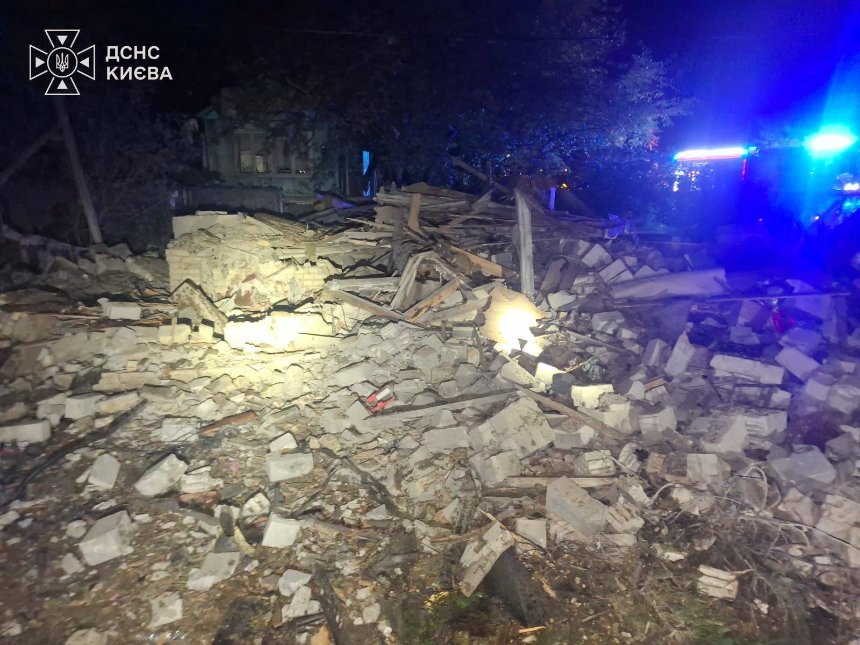 В Оболонському районі через ранкову атаку пошкоджено приватний будинок В Оболонському районі через ранкову атаку пошкоджено приватний будинок