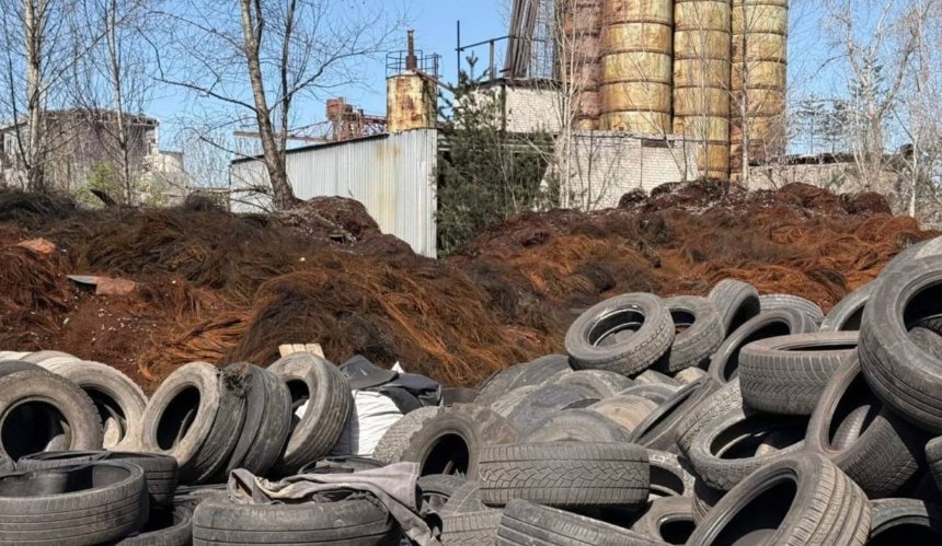У Києві підприємство роками спалювало шини та забруднювало землю: що відомо