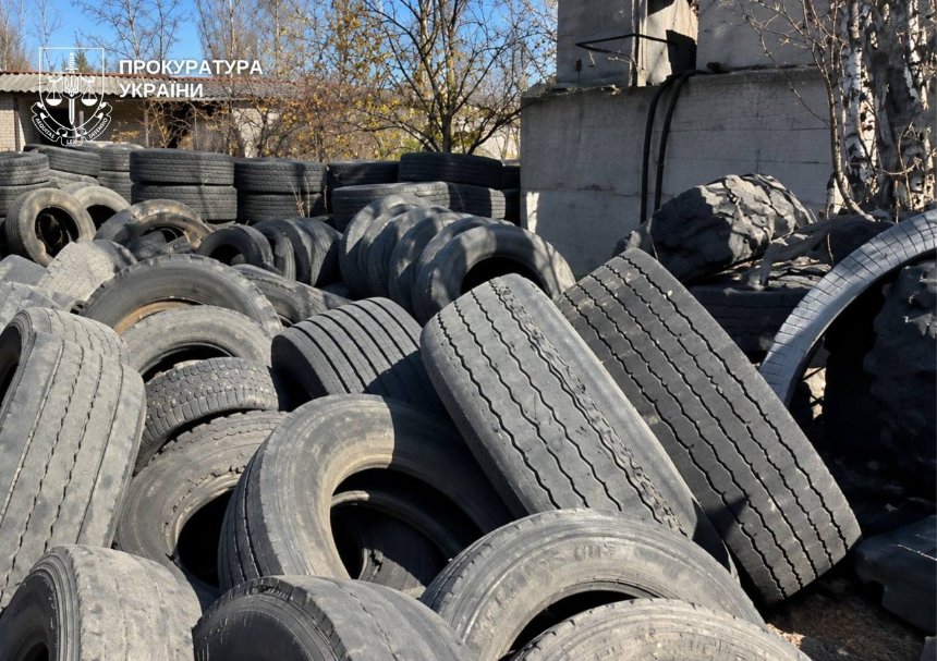У Києві підприємство роками спалювало шини та забруднювало землю