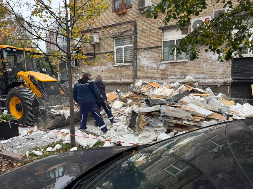 У Голосіївському районі демонтували незаконну прибудову закладу