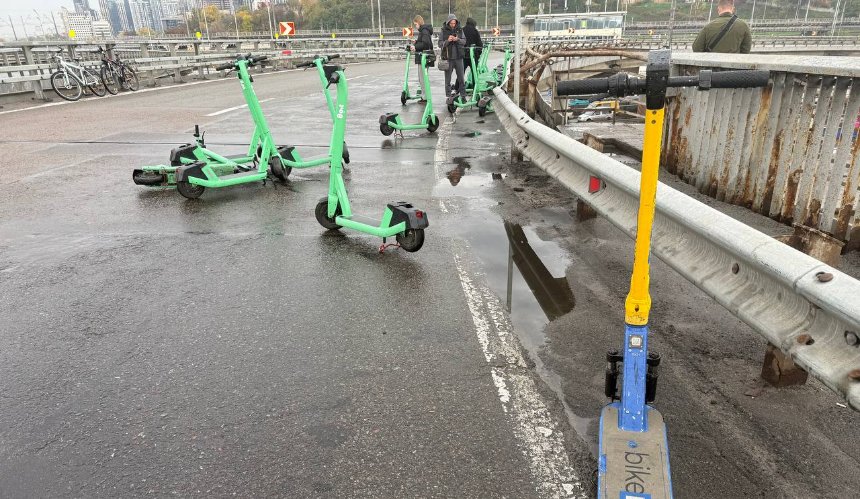 Через перекриття Південного мосту кияни масово пересіли на самокати та велосипеди: деталі