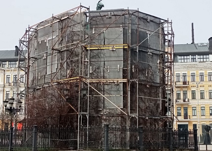 У Києві триває демонтаж захисту із пам'ятників