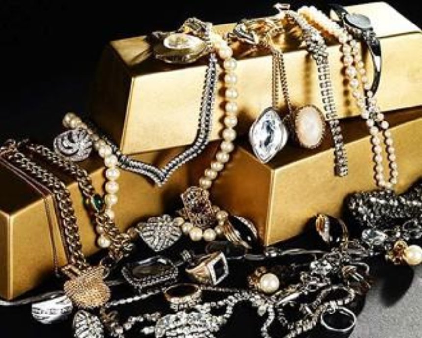 Золото и бриллианты: продаем сережки администратора Тони