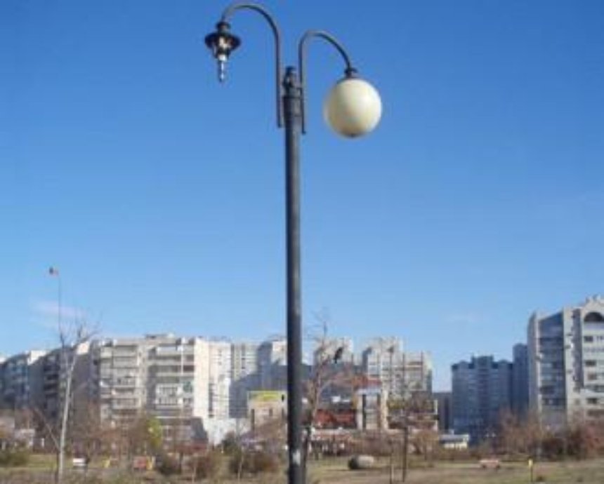 Разбитые фонари в парке «Позняки» не диковинка