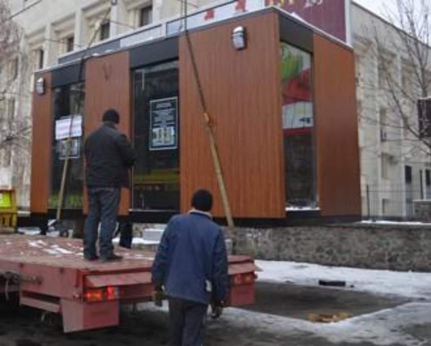 В Киеве предприниматели пытались снести незаконный ларек