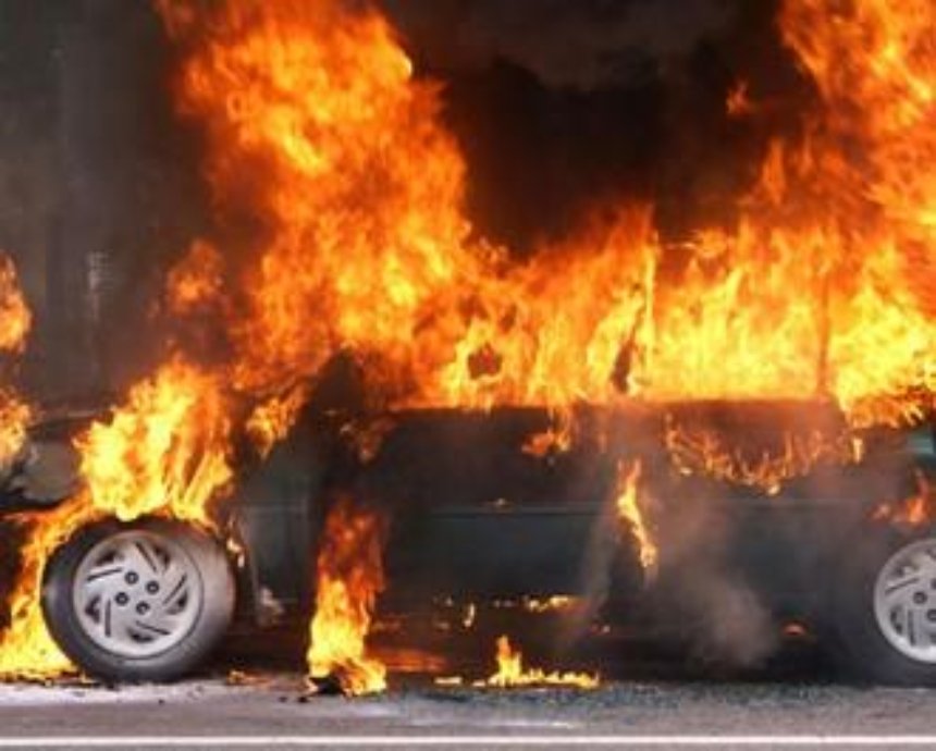 На Дарнице во время движения загорелся автомобиль