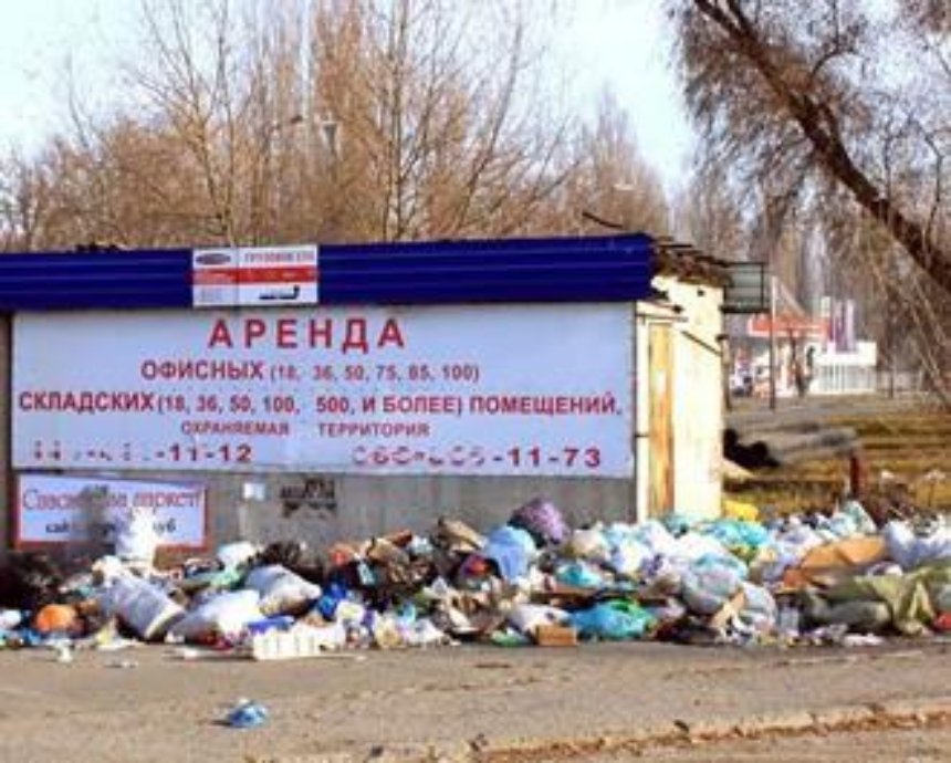 В Киеве образовалась свалка возле остановки транспорта