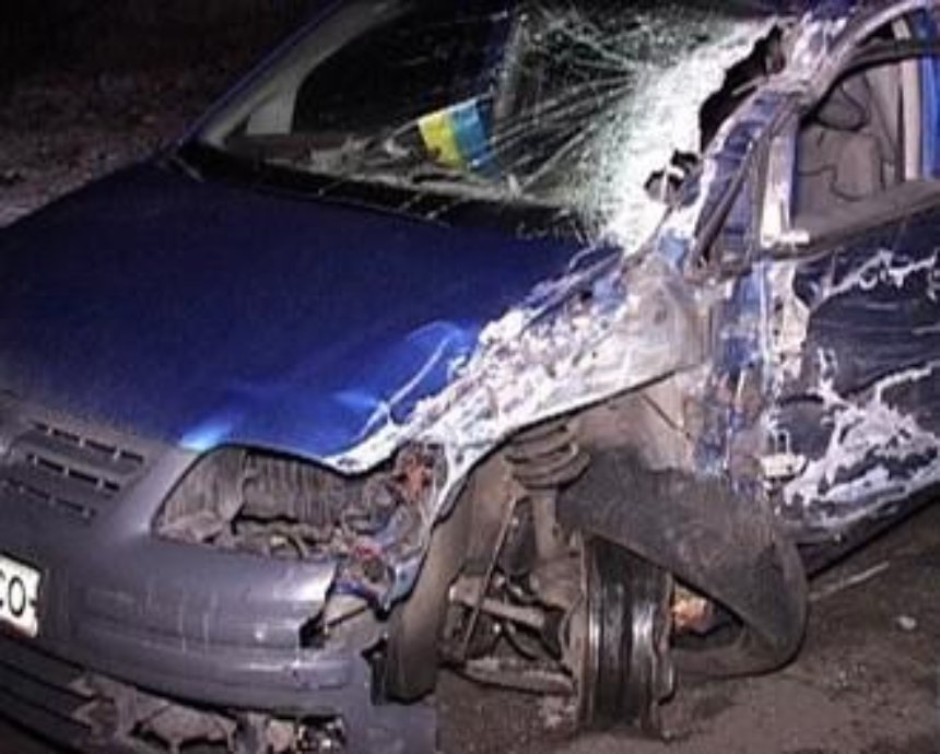 В Киеве водитель Volkswagen протаранил грузовик на встречке и уехал на попутке