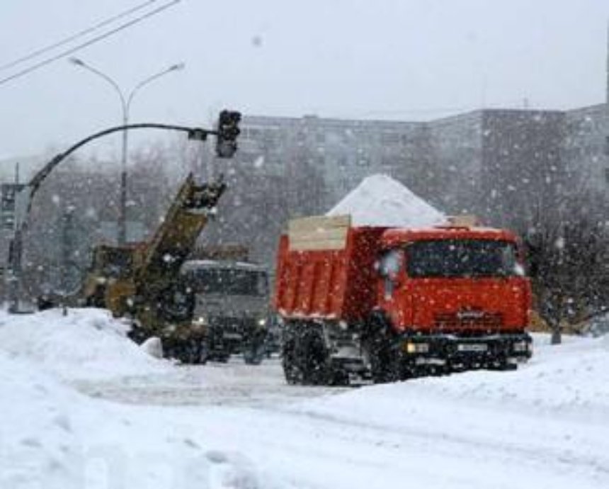 Как Киев встретил снежную стихию: чистить улицы вышли 4 тысячи человек