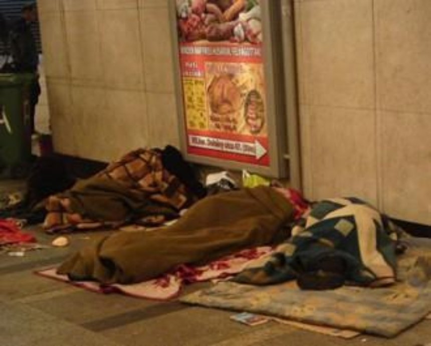 Киевский метрополитен не может выгнать бездомных со станций и вестибюлей