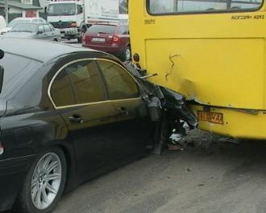 В Киеве: BMW вытолкнул маршрутку на тротуар и в столб. Понадобилось 8 "скорых" (фото, видео)