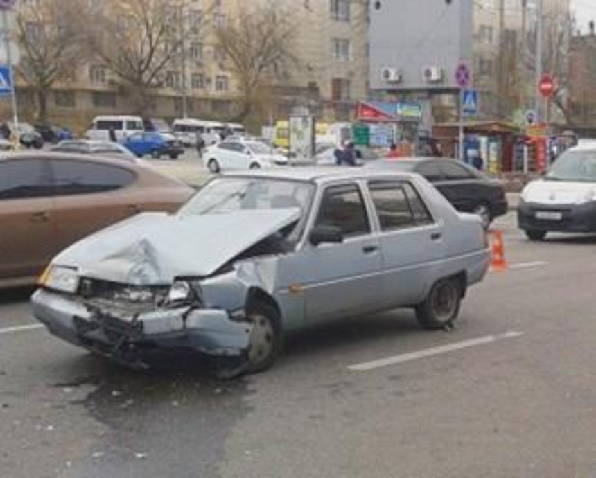 В Киеве возле дворца "Украина" случилось ДТП, на Большой Васильковской крупная пробка