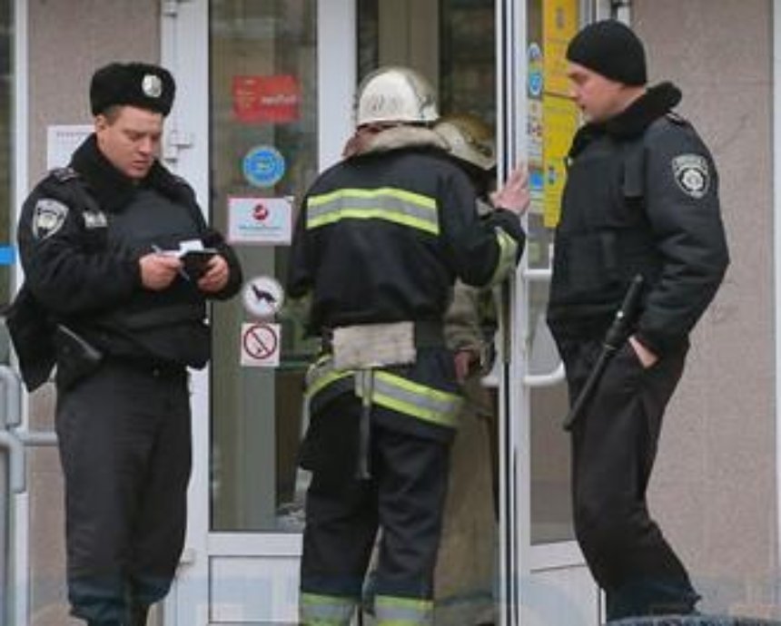 В Киеве "заминировали" почту и банк (фото)