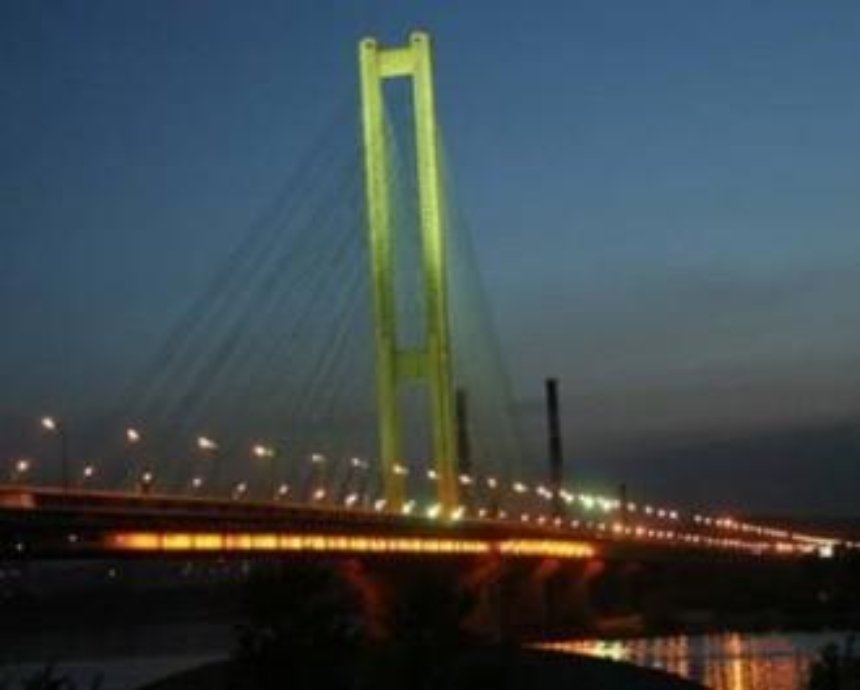 В Киеве мужчина ночью упал с Южного моста