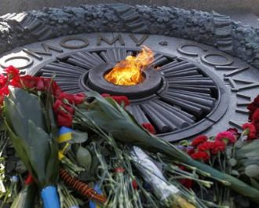 В Киеве у Вечного огня украли 90 бронзовых решеток