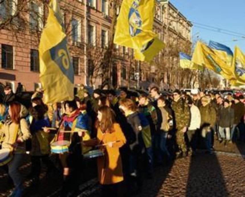 Самооборона Майдана прошла "Маршем достоинства" по центру Киева