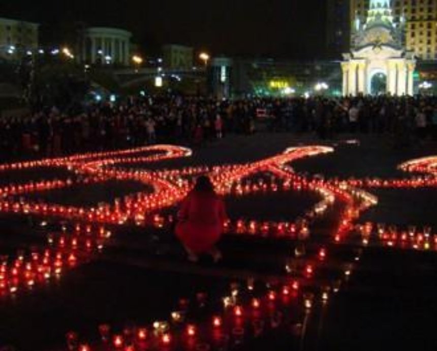 В центре Киева создали огромный герб Украины из горящих лампадок (фото)