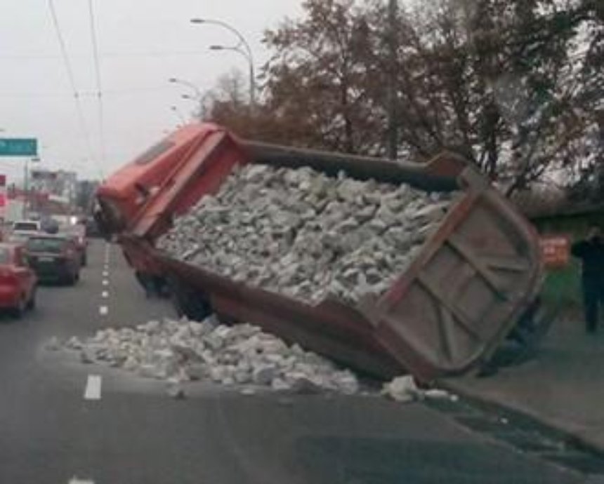В Киеве перевернулся грузовик с камнями
