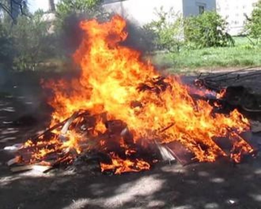 В Киеве массово горят кучи мусора