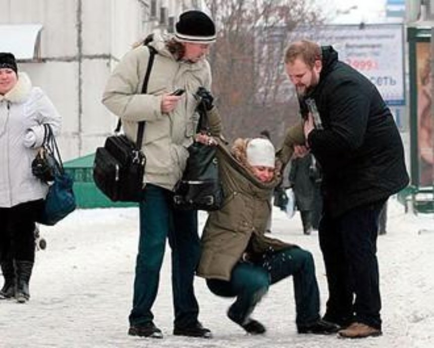 В КГГА говорят, что киевляне падают на улице из-за скользкой обуви