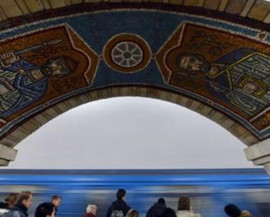 В метро Киева на 15 секунд увеличили интервал движения поездов