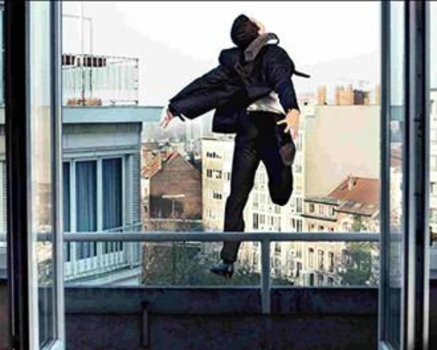 В Киеве парень упал с пятого этажа