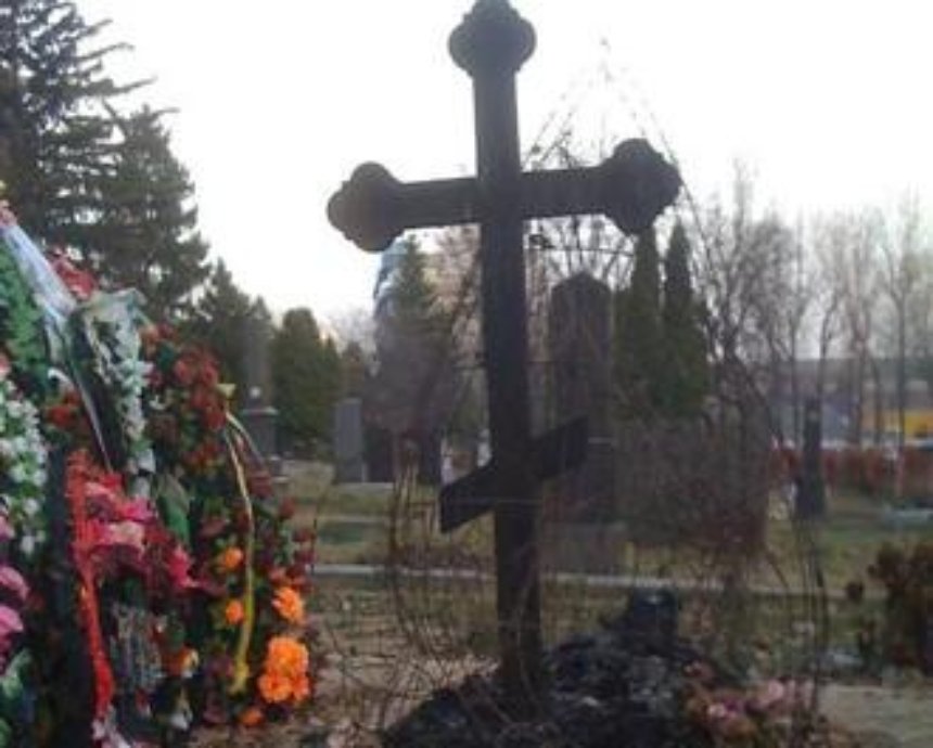 На могиле погибшего в АТО киевского журналиста неизвестные сожгли крест