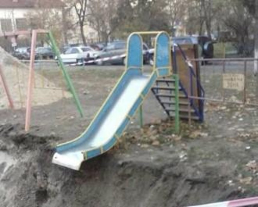 В Киеве с детской горки можно спуститься прямо в теплотрассу (фото)