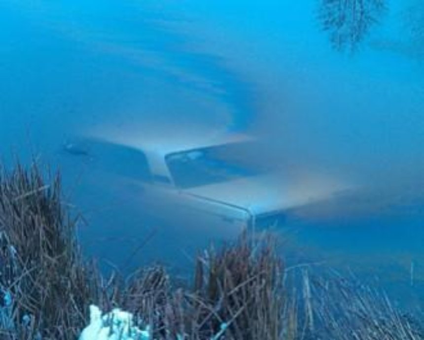 На Киевщине автомобиль упал в реку и скрылся под водой (фото, видео)