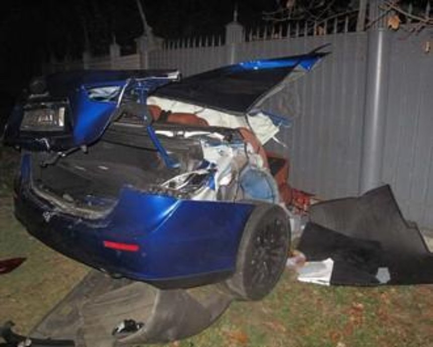 В Киеве Maserati разорвало пополам, водителю авто оторвало ноги (фото)