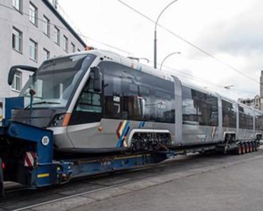 В Киев привезли первый львовский трамвай (фото)