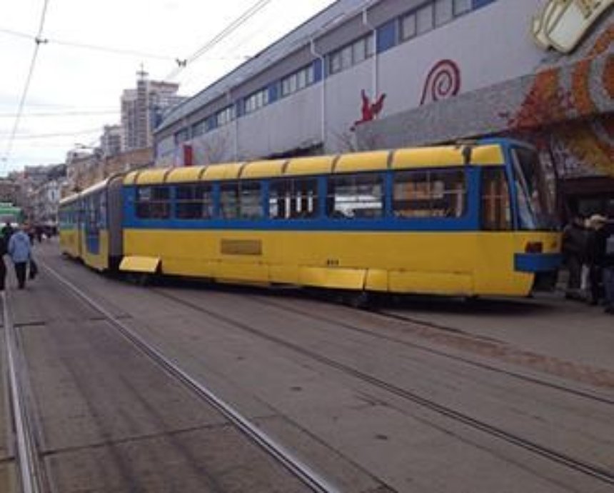 Подробности остановки трамваев в Киеве: состав слетел с рельс и зацепил пешехода (фото)