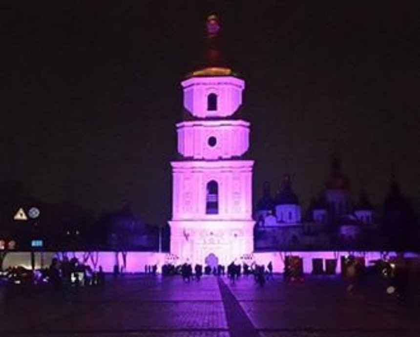 Софию Киевскую подсветили фиолетовым цветом (фото)