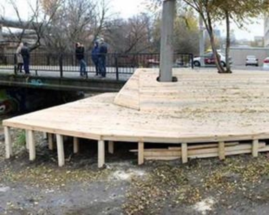 На речке Лыбедь построили деревянный подиум (фото)