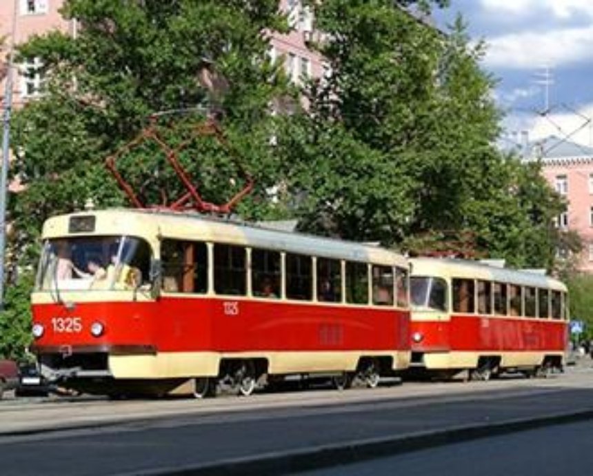 В Киеве остановились трамваи из-за поломки грузовика на путях