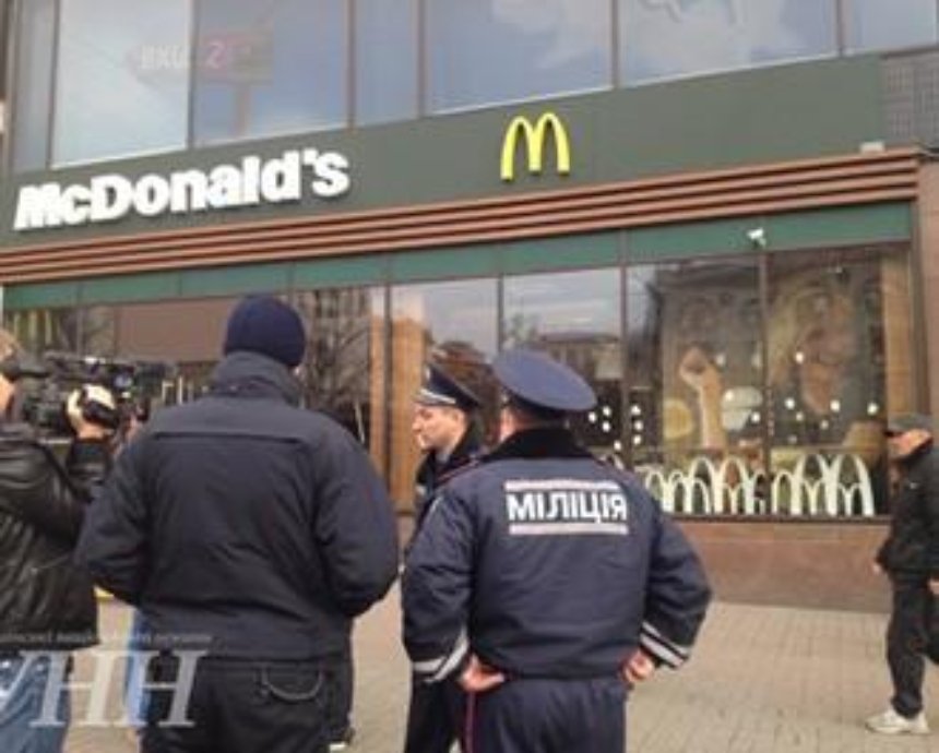 В Киеве заминировали несколько ресторанов McDonald's
