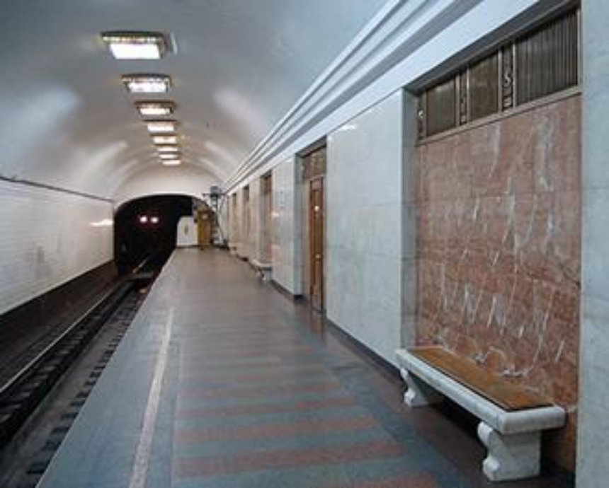 На станции метро "Арсенальная" в Киеве на рельсы упал человек
