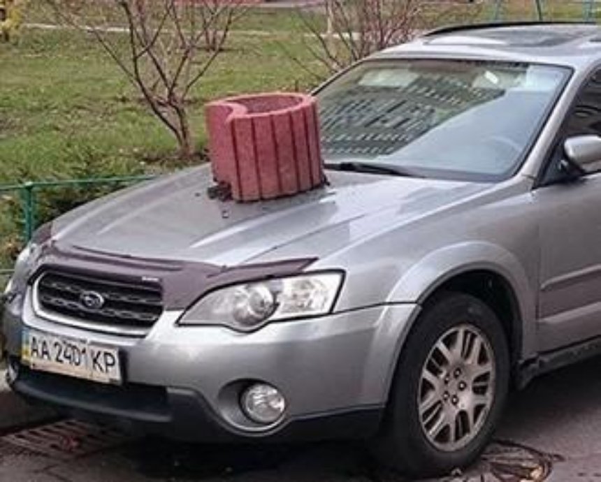 Киевляне наказали "героя парковки", поставив на его машину бетонный цветник (фото)