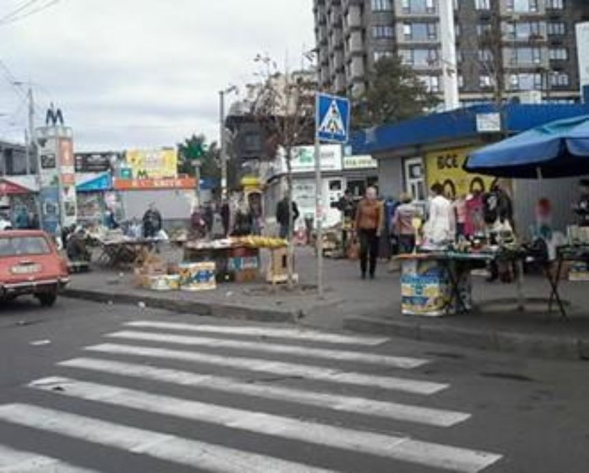 В Киеве торгаши оккупировали пешеходные переходы