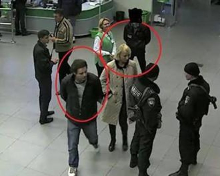 В Киеве странная парочка забирает из магазинов продукты, предназначенные для бойцов на Востоке