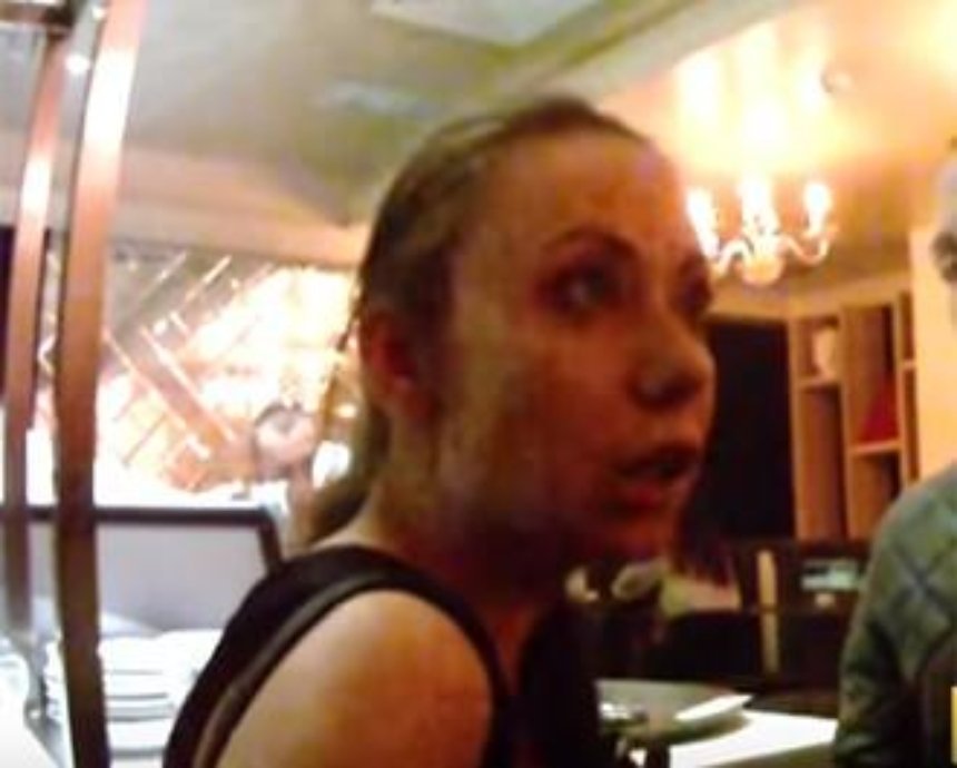 В киевском ресторане пьяная девушка запугивала полицейских Коломойским (видео)