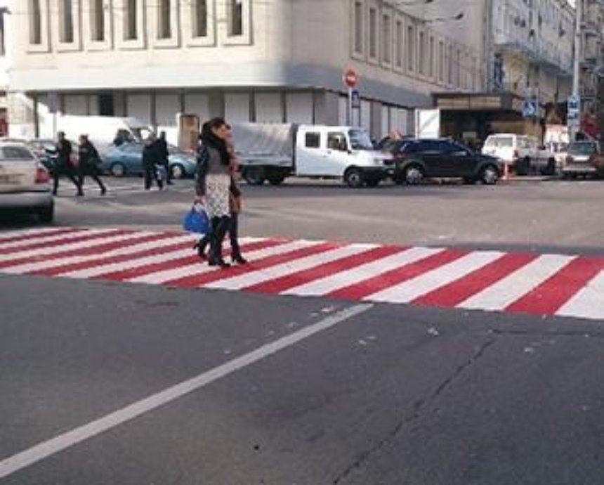 ​В Киеве появится около сотни красно-белых "зебр"