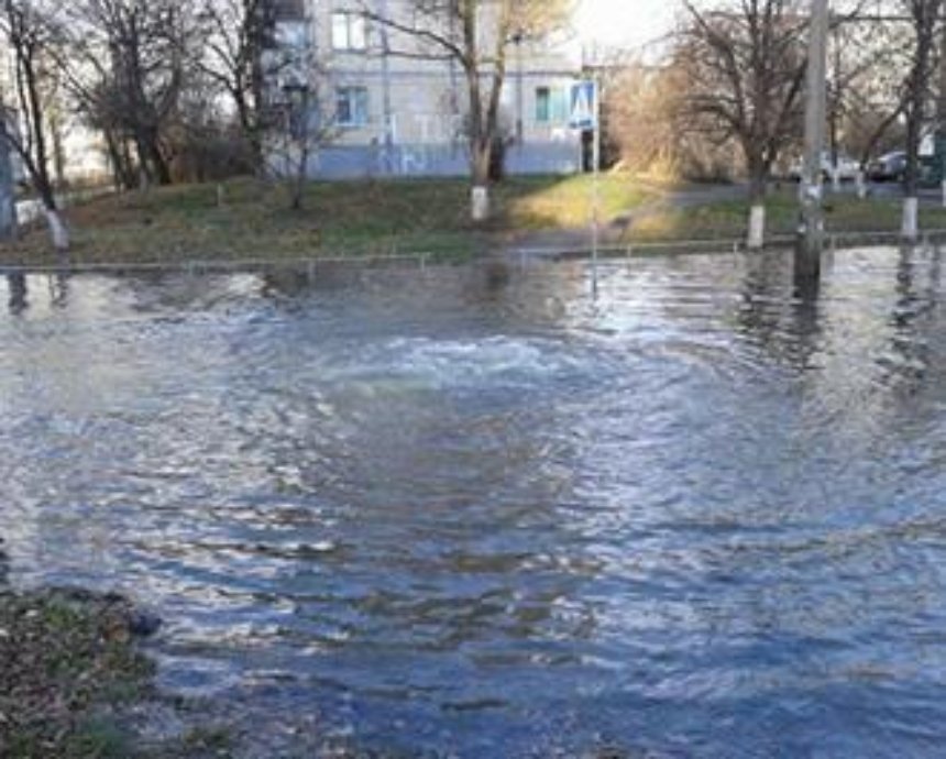 В Днепровском районе затопило улицу Юности