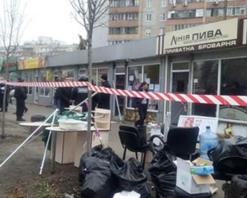 В Киеве коммунальщики сносят незаконные ларьки возле "Харьковской" (фото)