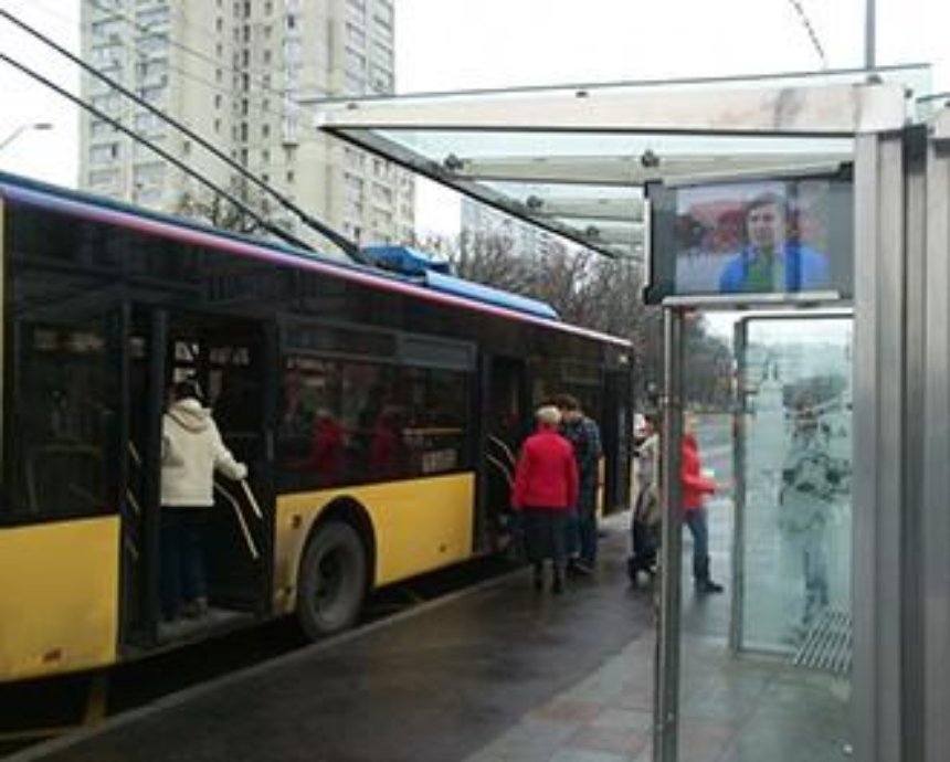 В Киеве меняется работа остановок транспорта (перечень)